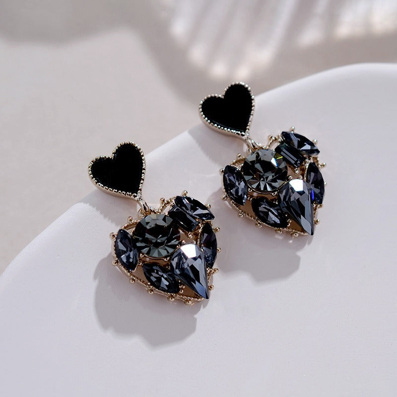 High grade black heart-shaped earrings for women with exquisite, sweet, fashionable temperament earrings