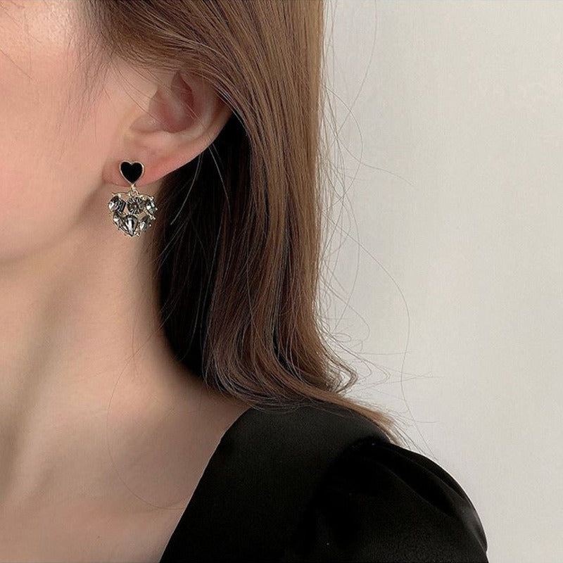 High grade black heart-shaped earrings for women with exquisite, sweet, fashionable temperament earrings