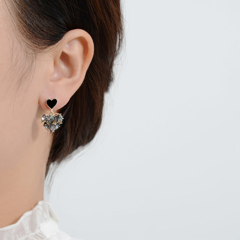High grade black heart-shaped earrings for women with exquisite, sweet, fashionable temperament earrings