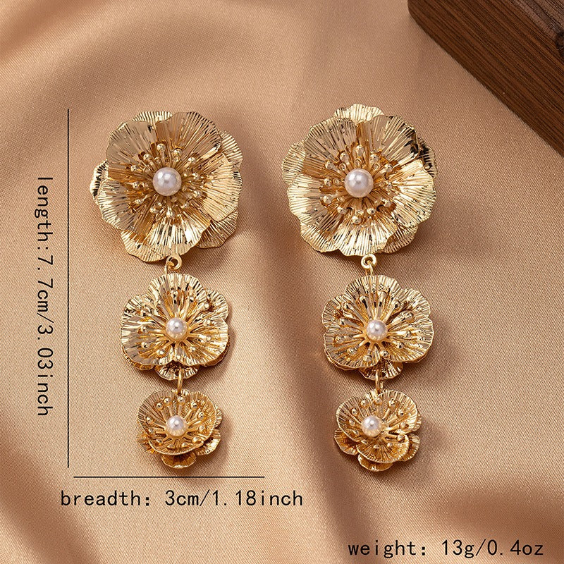 Flower-shaped earrings, European and American popular design, three flower earrings, high-end and elegant earrings