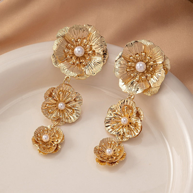 Flower-shaped earrings, European and American popular design, three flower earrings, high-end and elegant earrings