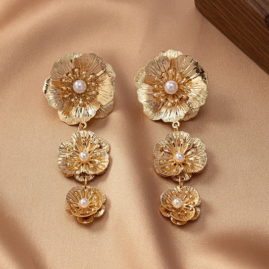 Flower-shaped earrings, European and American popular design, three flower earrings, high-end and elegant earrings