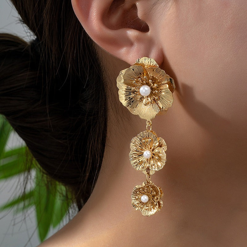 Flower-shaped earrings, European and American popular design, three flower earrings, high-end and elegant earrings